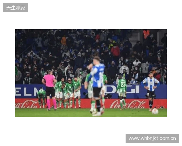 西班牙名嘴:维尼在替补席发笑不职业,在哪都该被开除